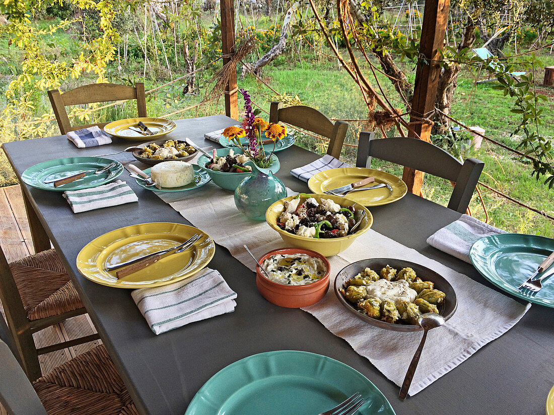 Gedeckter Tisch zum Mittagessen in Griechenland