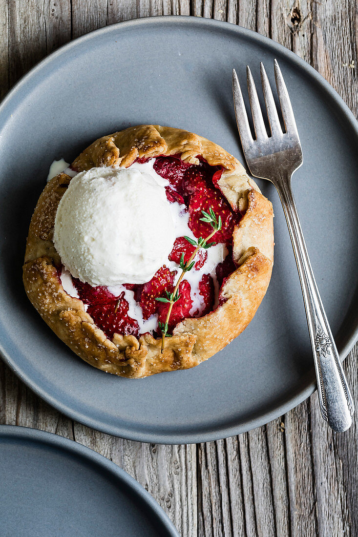 Glutenfreies Galette mit Balsamico-Erdbeeren und Thymian serviert mit Eis