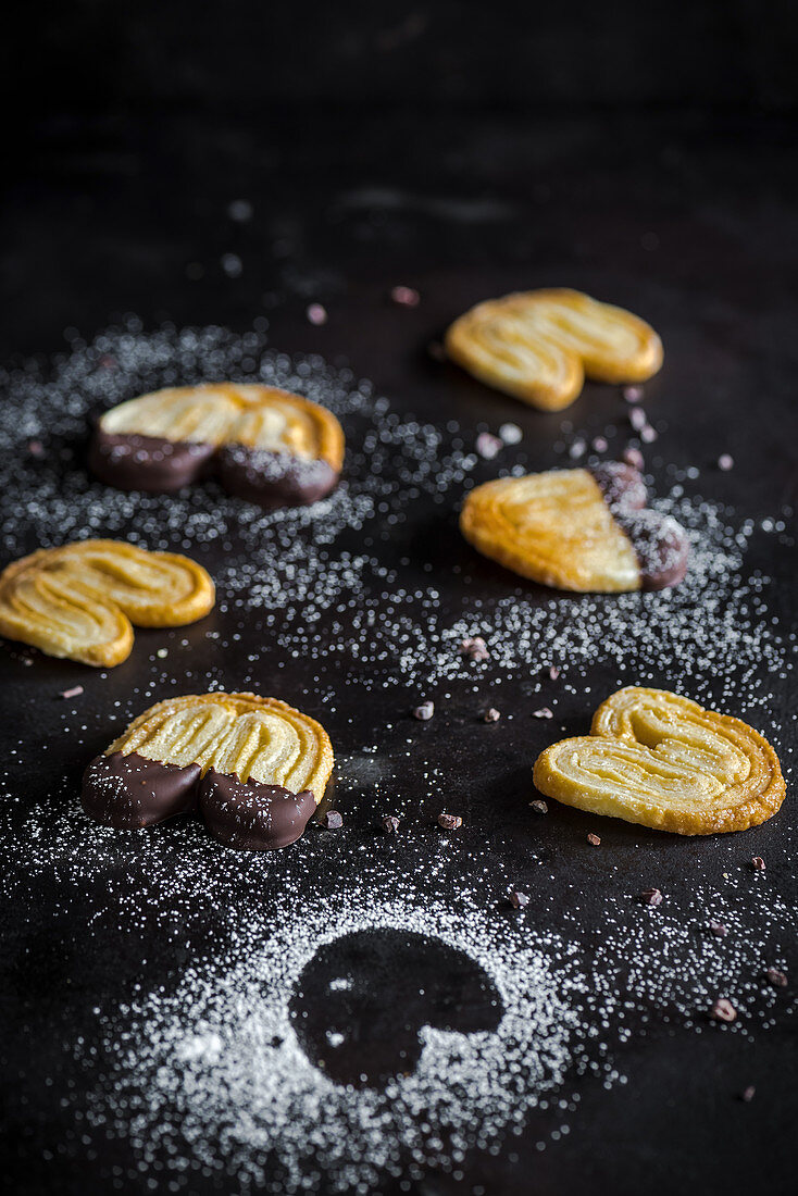 Pastry biscuits with powdered sugar and dark chocolate