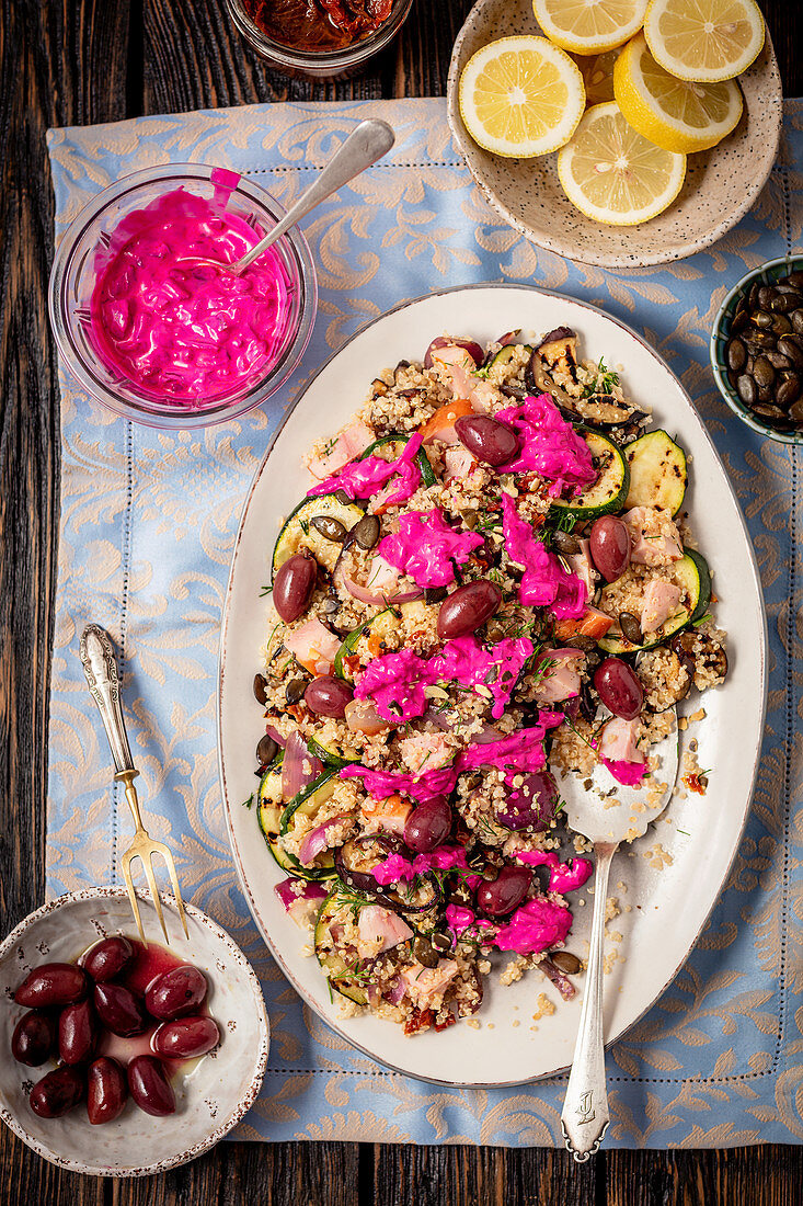 Quinoasalat mit geräuchertem Hähnchen, gegrillter Zucchini, Oliven und Rote-Bete-Joghurt