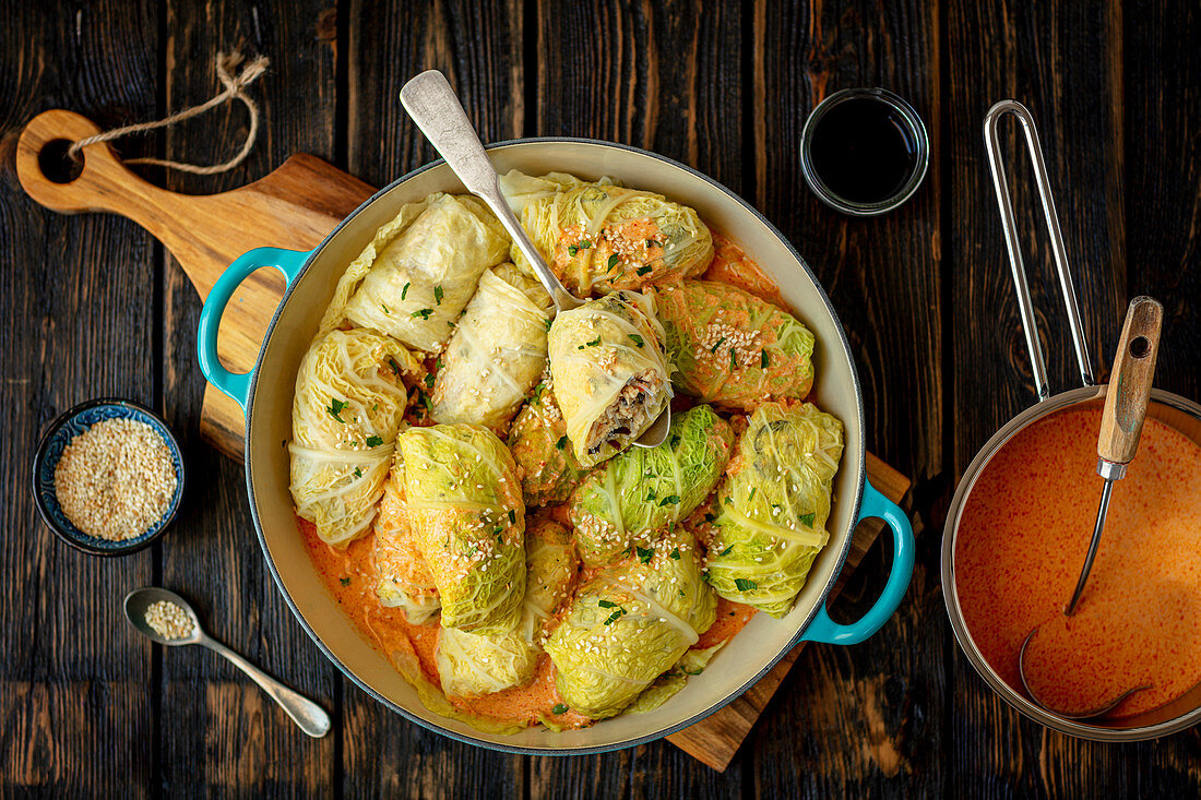 Wirsingrouladen mit Hähnchen, Sojanudeln und Champignons