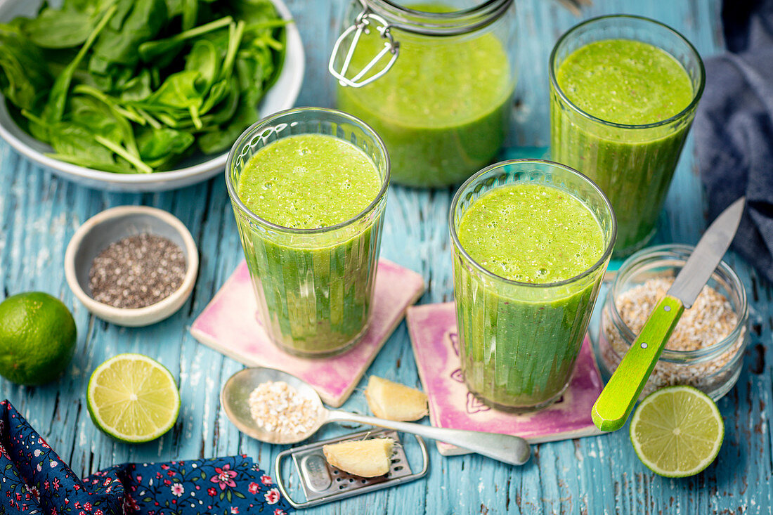 Spinat-Smoothie mit Früchten und Haferflocken