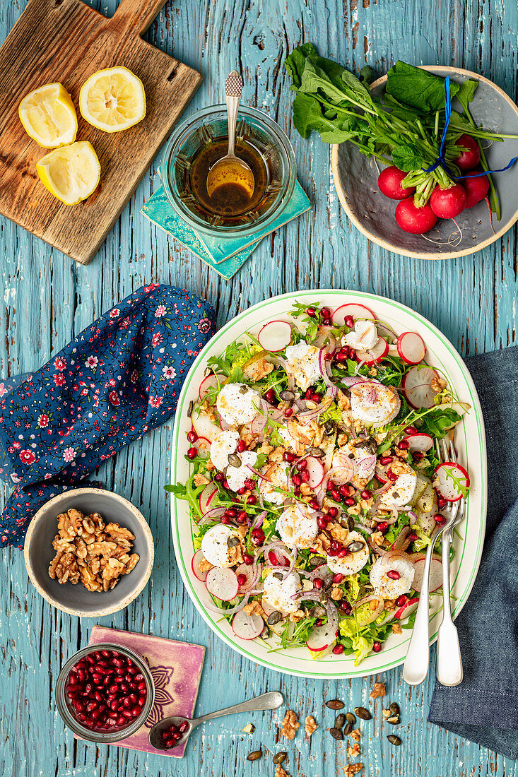 Salat mit Ziegenkäse, Radieschen, Birne und Walnüssen