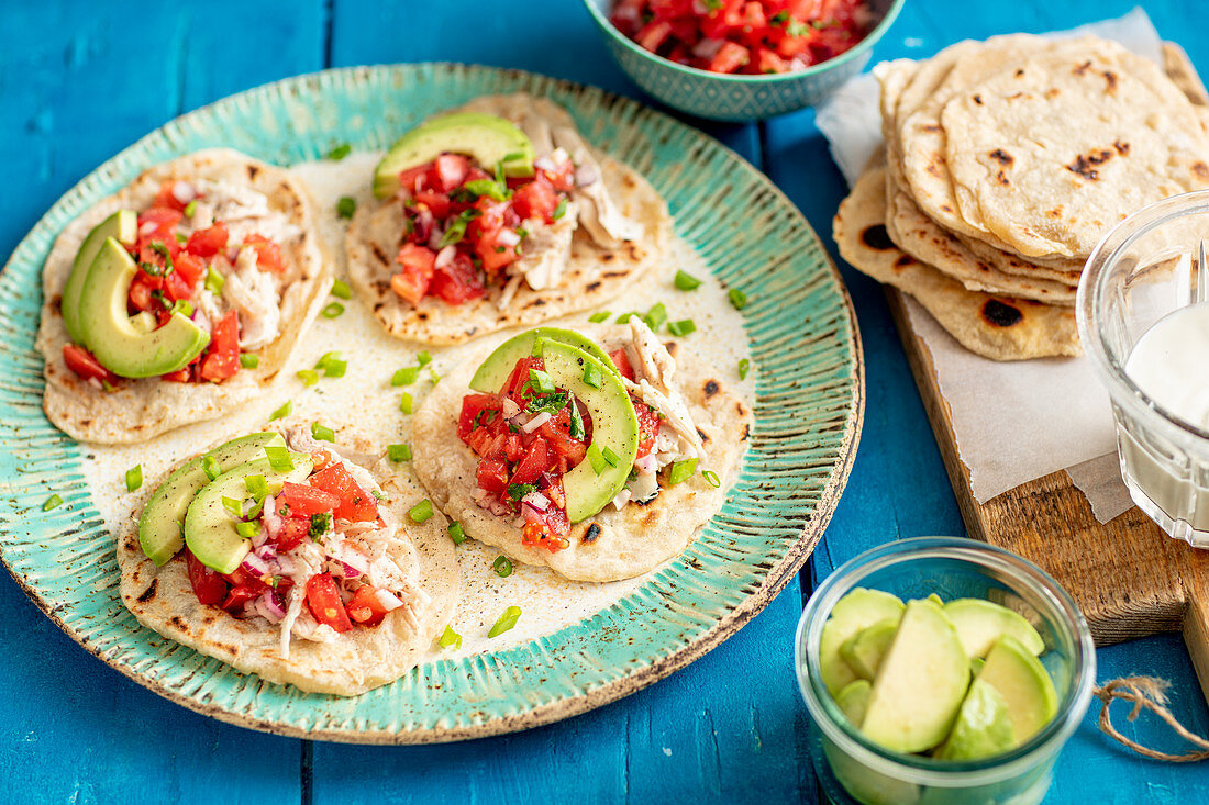 Hausgemachte Tortillas mit Pulled Chicken, Avocado und Tomatensalsa