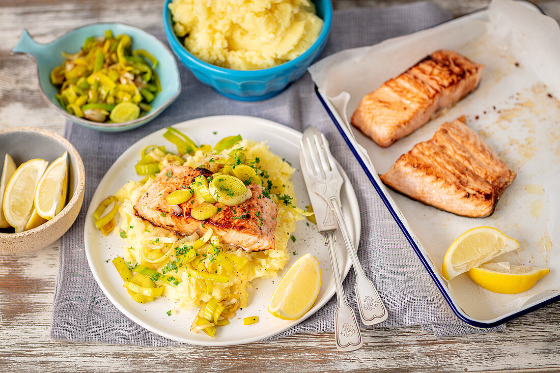 Gebratener Lachs mit Lauch und Kartoffelpüree