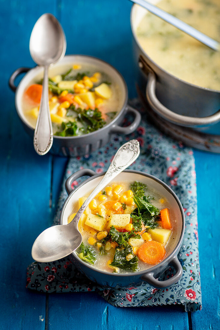 Hühnersuppe mit Kartoffeln, Mais und Grünkohl