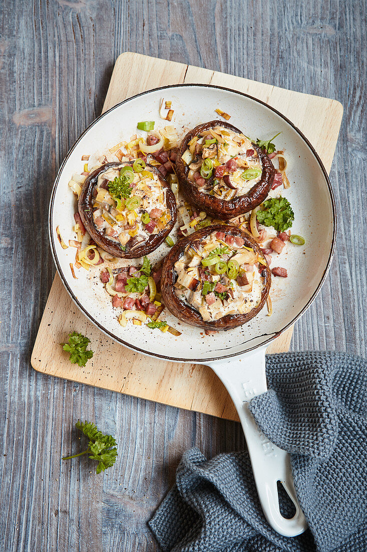 Gefüllte Portobello-Pilze mit Speck