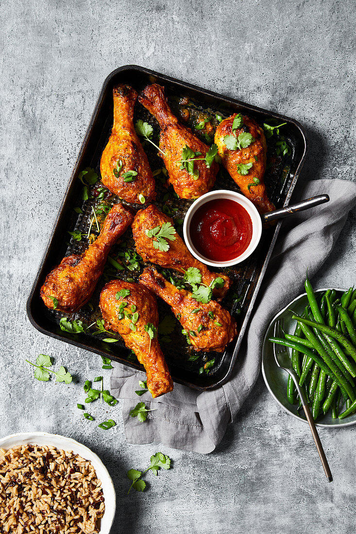 Mango-Sriracha-Hähnchenkeulen mit grünen Bohnen