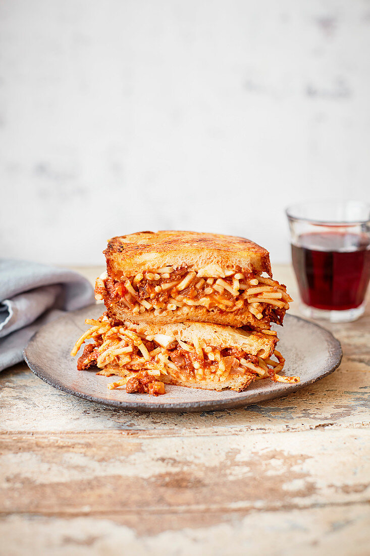 Sandwichtoast mit Spaghetti Bolognese