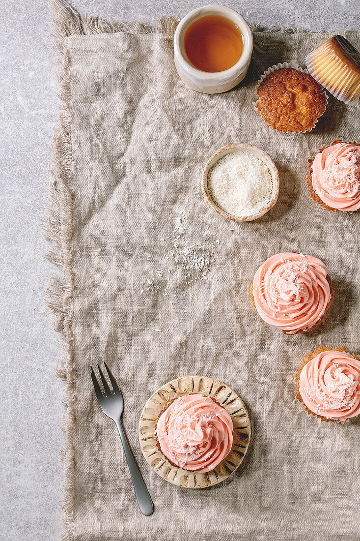 Cupcakes mit rosa Buttercreme-Frosting zum Tee