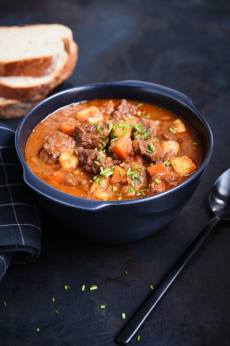 Biergulasch mit Kartoffeln und Karotten