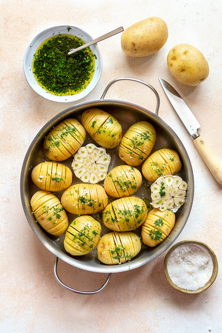 Hasselback-Kartoffeln mit Petersiliensauce, Knoblauch und Salz im Topf