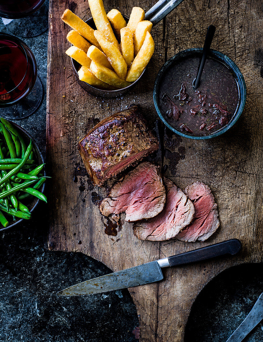 Rinderfilet mit Portweinsauce und Pommes