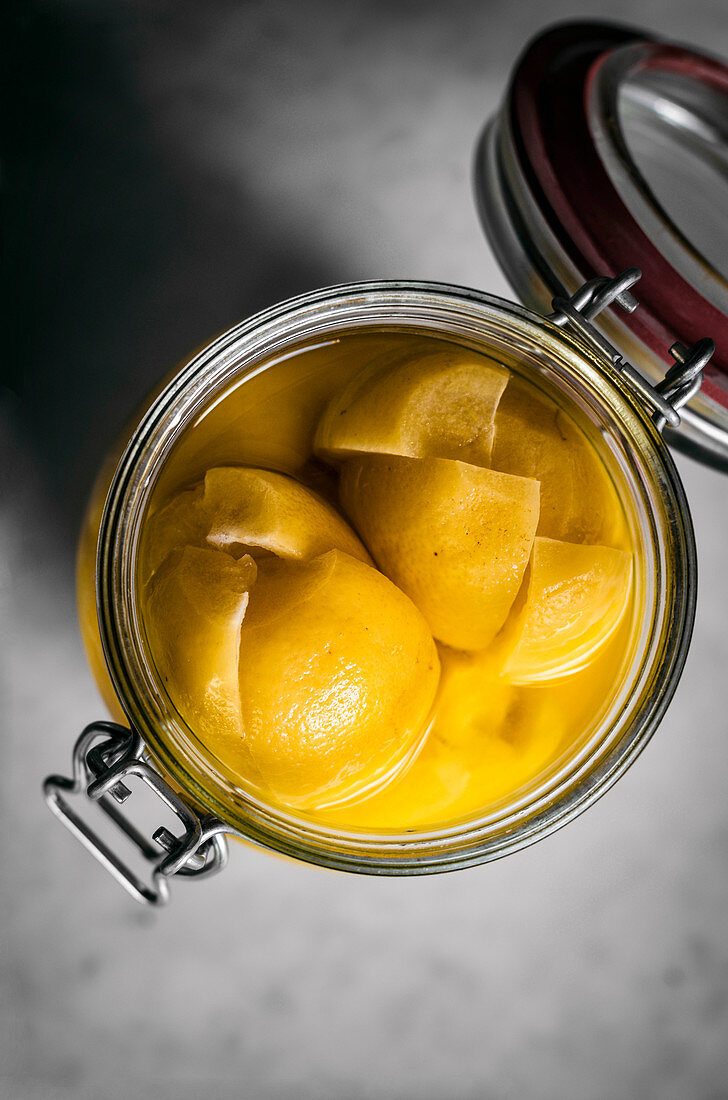Konservierte Zitronen im Bügelglas
