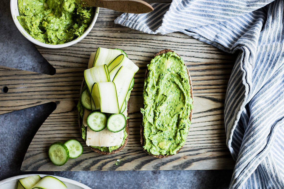 Käse-Sandwich mit Avocadocreme, Gurken und Zucchini