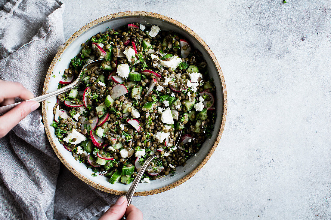 Linsensalat mit Radieschen, Gurke und Feta