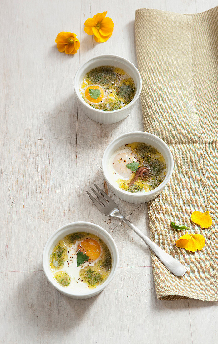 Oeuf Cocotte mit Anchovis-Butter