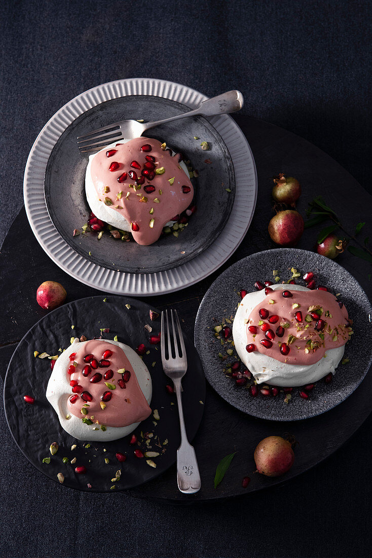 Baisers mit Granatapfel-Sahne-Zabaione