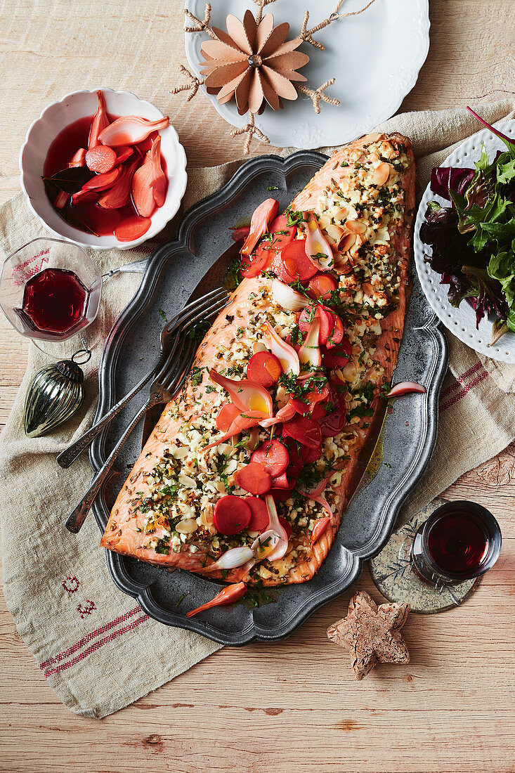 Gegrillter Lachs mit Kräutern, Feta, Radieschen und eingelegten Zwiebeln zu Weihnachten