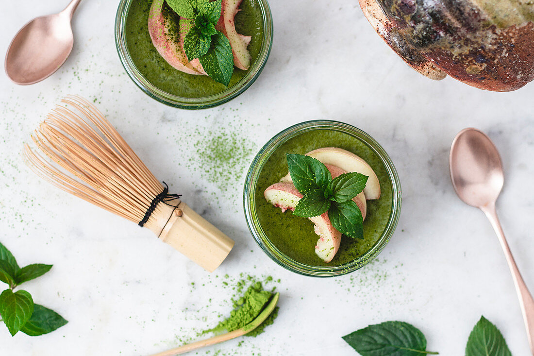 Matcha-Panna-Cotta mit Pfirsich und Minze