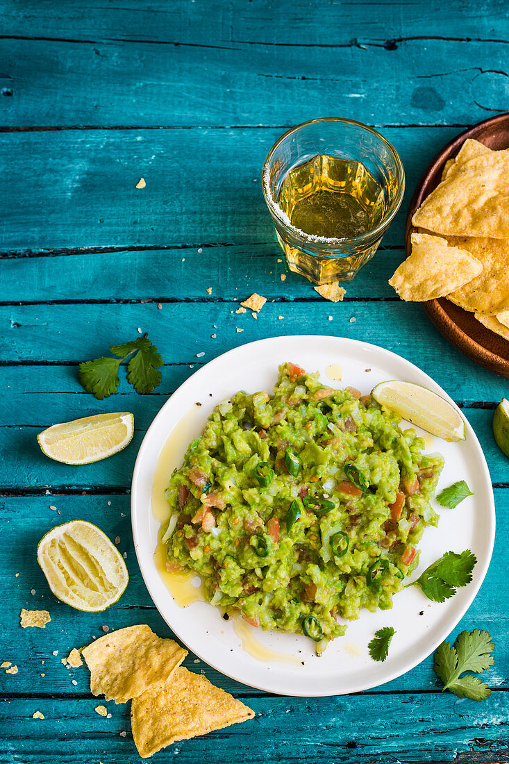 Klassische Guacamole mit Nachos