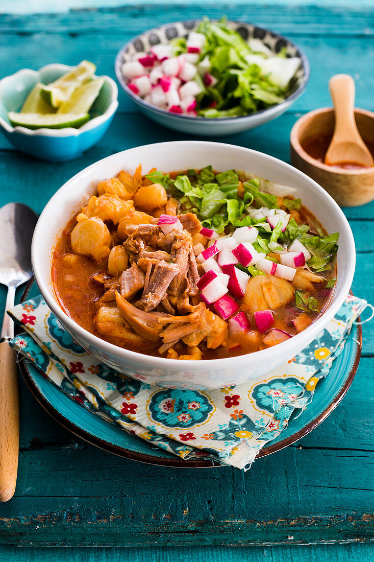 Pozole Rojo (Eintopf mit Mais und Schweinefleisch, Mexiko)