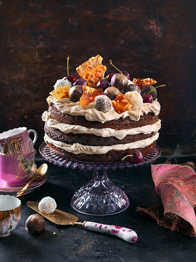Schokoladenkuchen mit Schokoladenmousse, Trüffelpralinen, Kirschen und Butterscotch