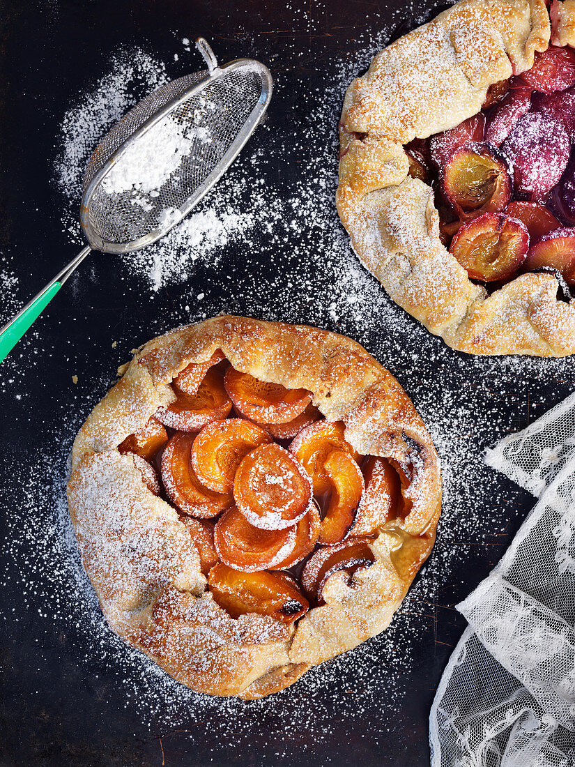 Apricot pie with icing sugar