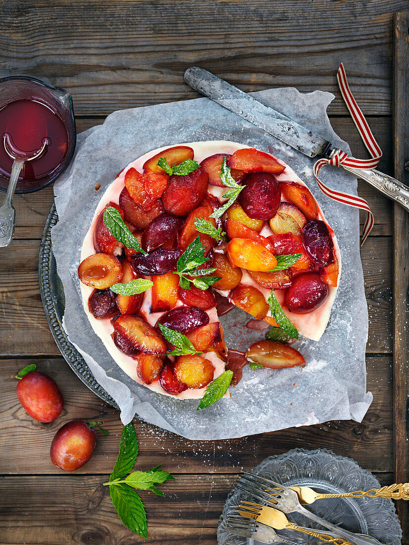 Käsekuchen mit Pflaumen und Minze