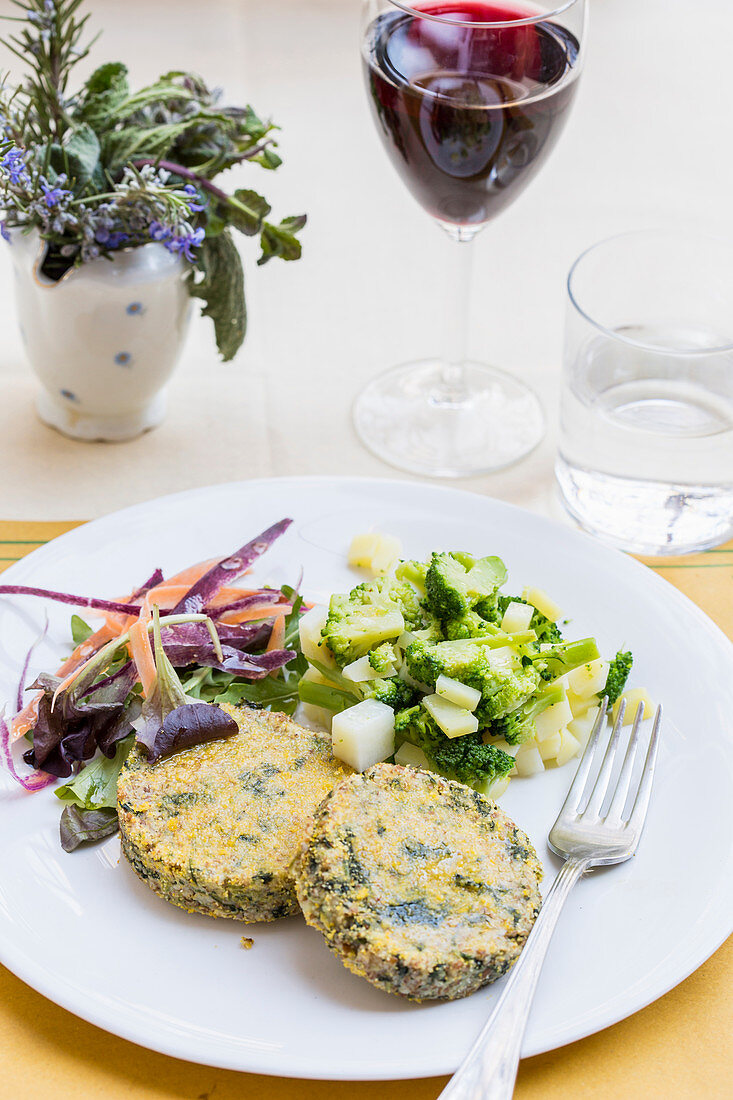 Quinoa-Borretsch-Medaillons mit Broccoligemüse