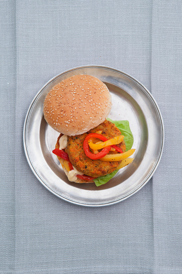 Kichererbsen-Möhren-Burger im Brötchen mit Paprika