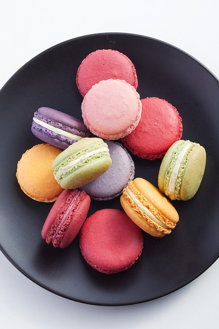 Macarons auf schwarzem Teller