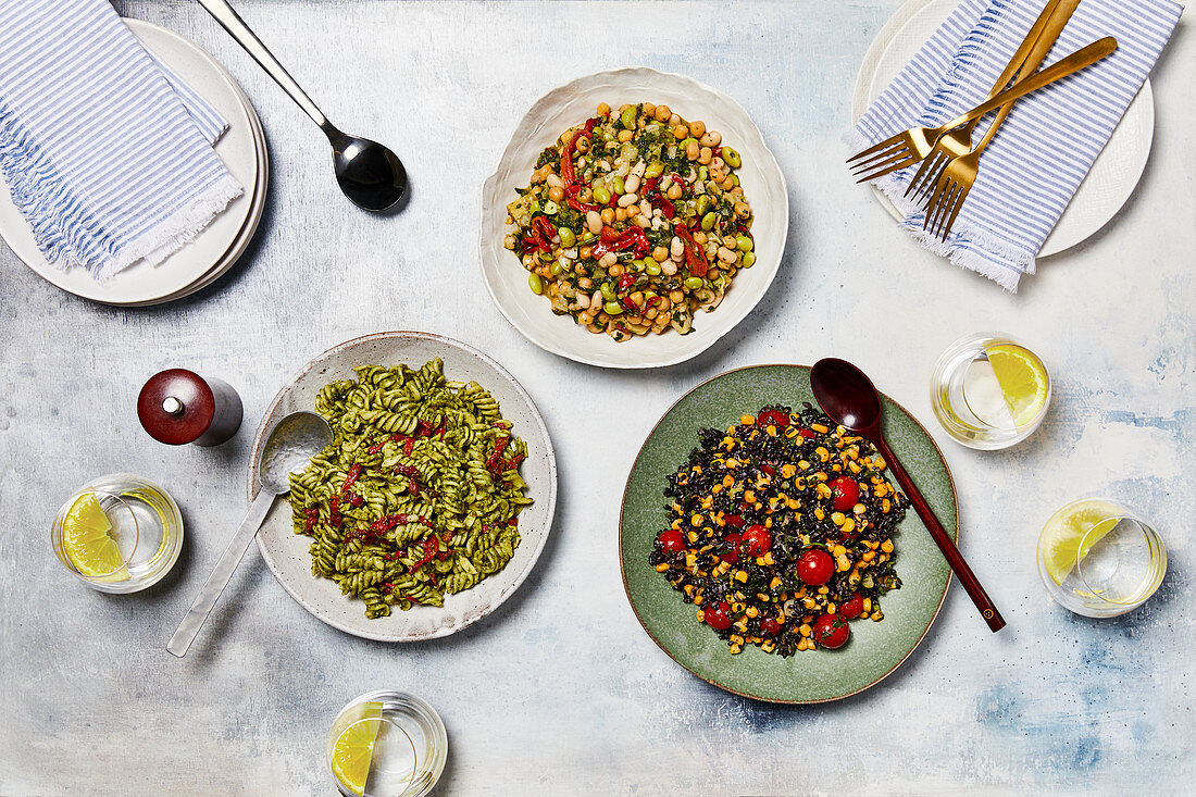Nudelsalat mit Pesto, Schwarzer Reissalat mit Mais und Kichererbsen-Edamame-Salat