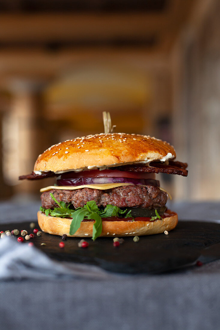 Beefburger mit Bacon, Tomaten und Käse – Bilder kaufen – 13003853 StockFood