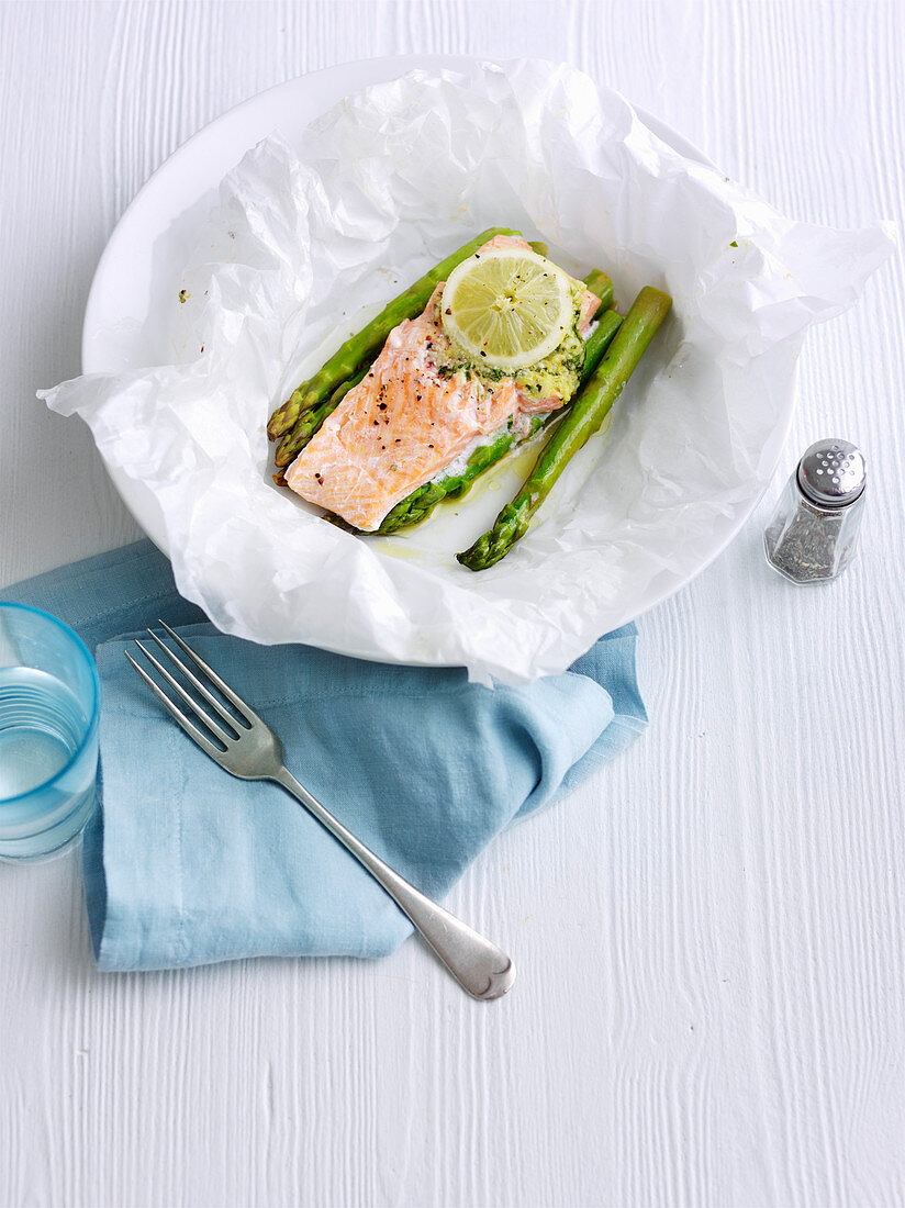 Lemon and garlic trout parcel with asparagus