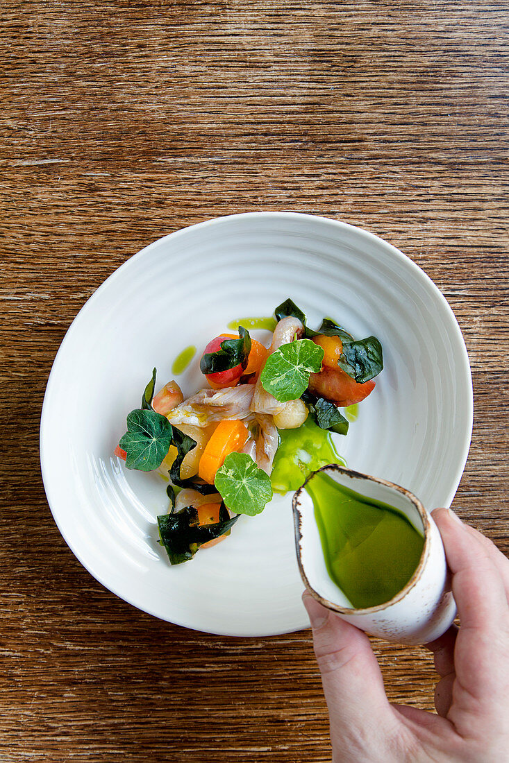 Holunderblüten-Makrele mit Gemüse und grüner Tomatenbrühe