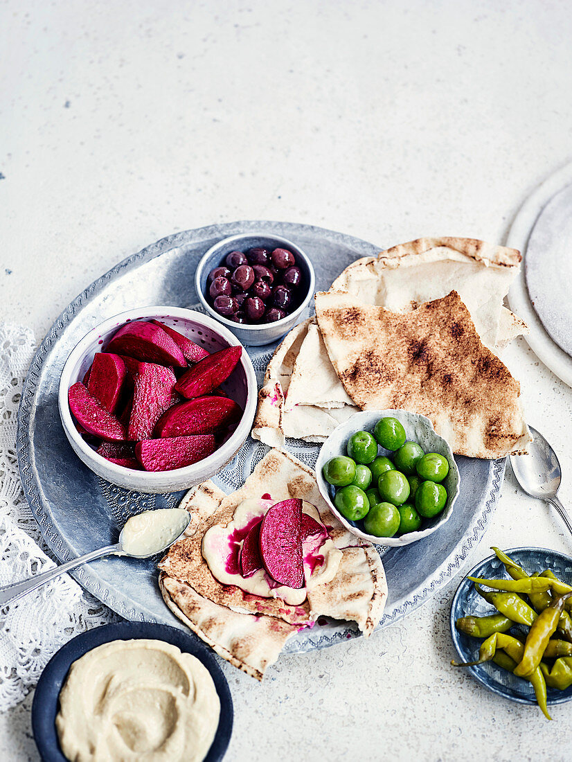 Eingelegte Rote Bete, Oliven und Peperoni mit Fladenbrot und Hummus