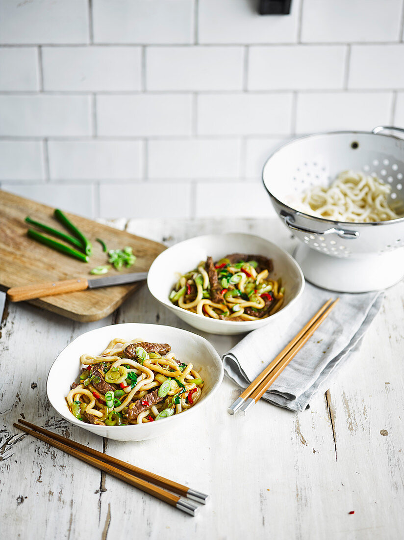 Gebratene Nudeln mit Rindfleisch (Shanghai)