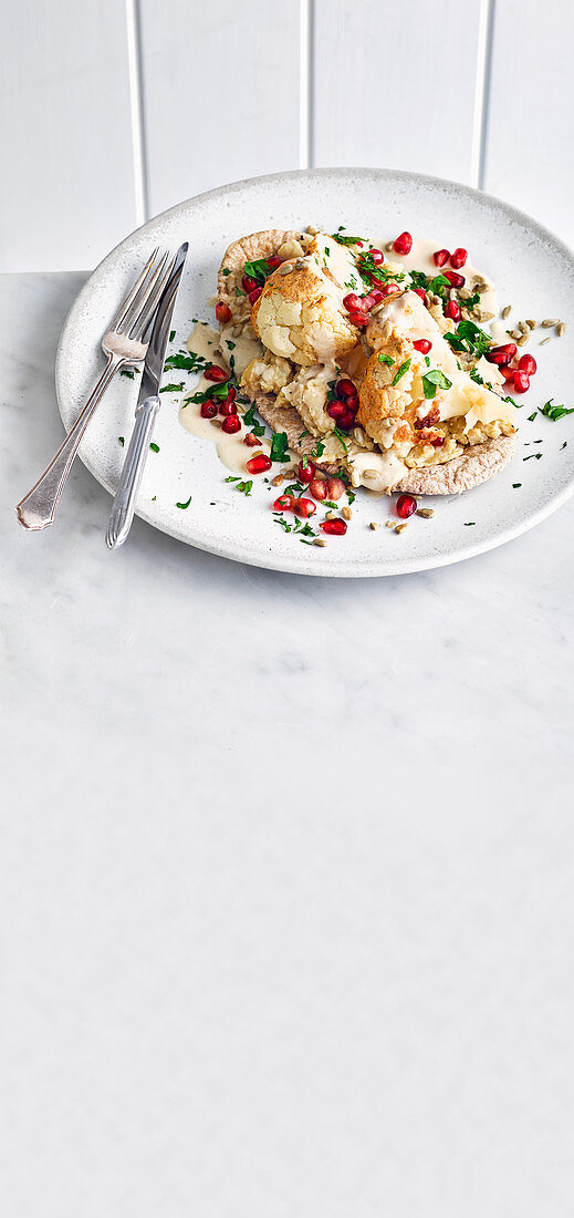 Gebratener würziger Blumenkohl mit Ras El Hanout und Joghurt