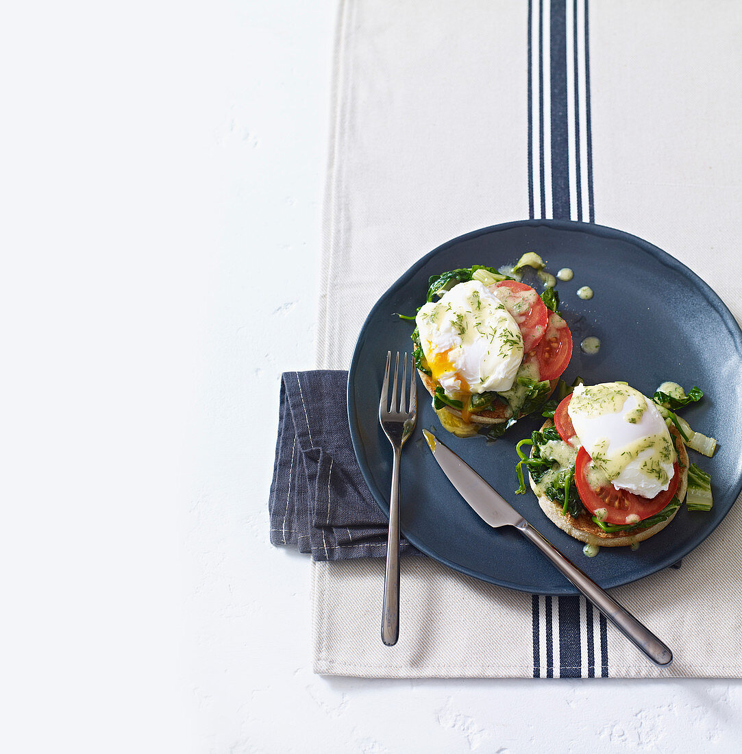 Sommerliche Eggs Florentine mit Tomaten und Spinat auf Toast