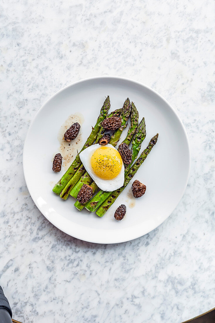 Chargrilled asparagus, fried duck egg and morels