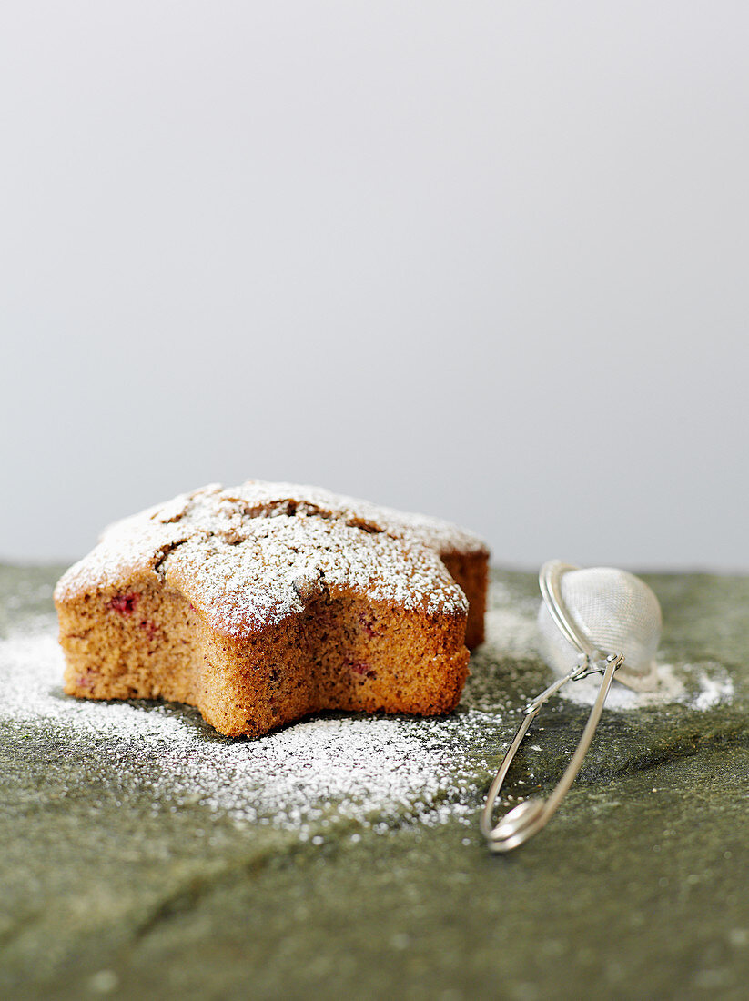 Gingerbread with powdered sugar