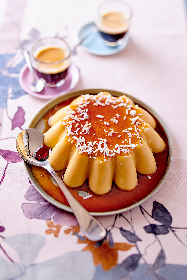 Crème Caramel mit Kokosraspeln