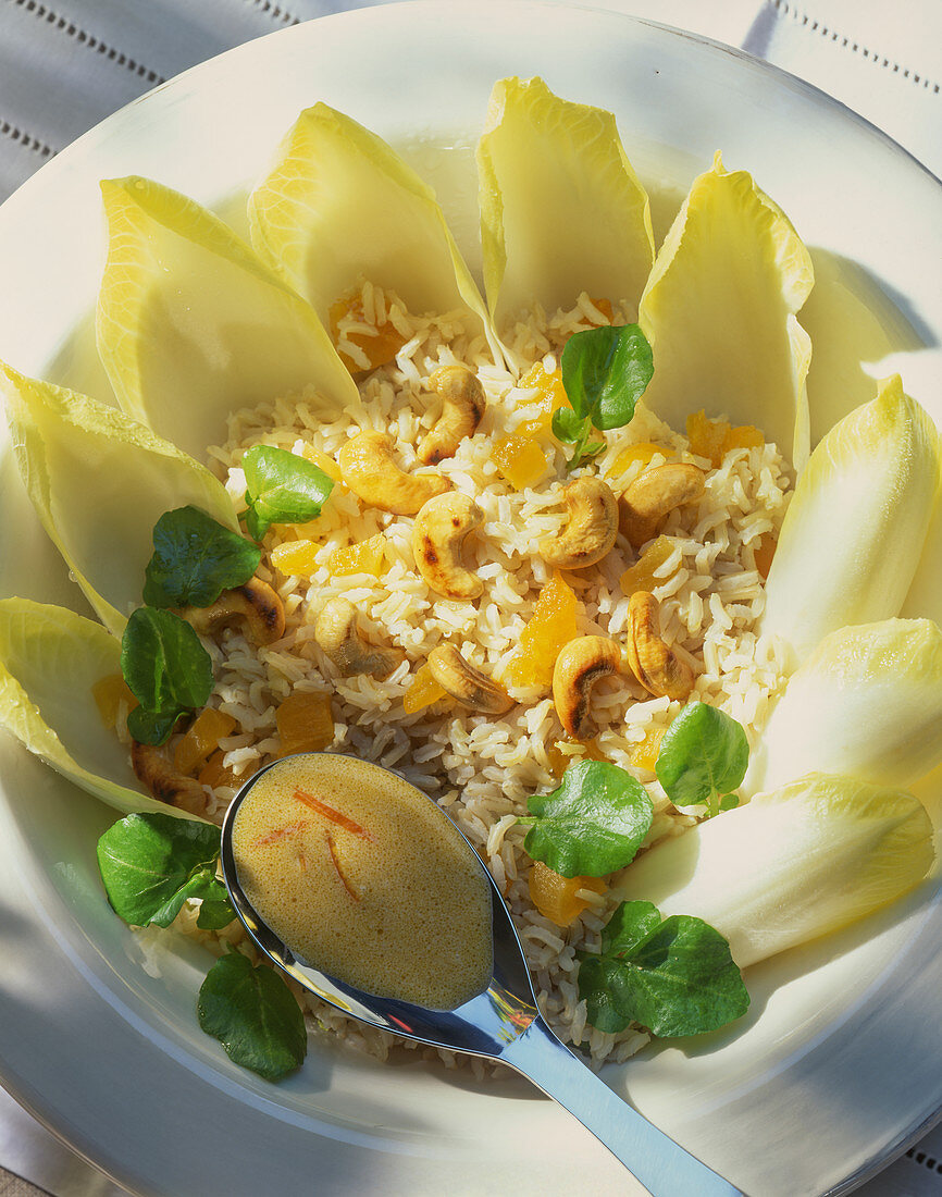 Reissalat mit Cashewkernen auf Chicorée