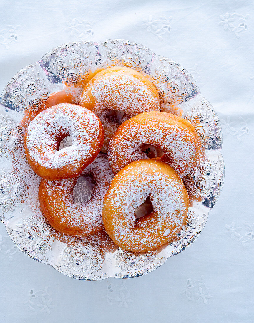 Donuts mit Puderzucker in Silberschale