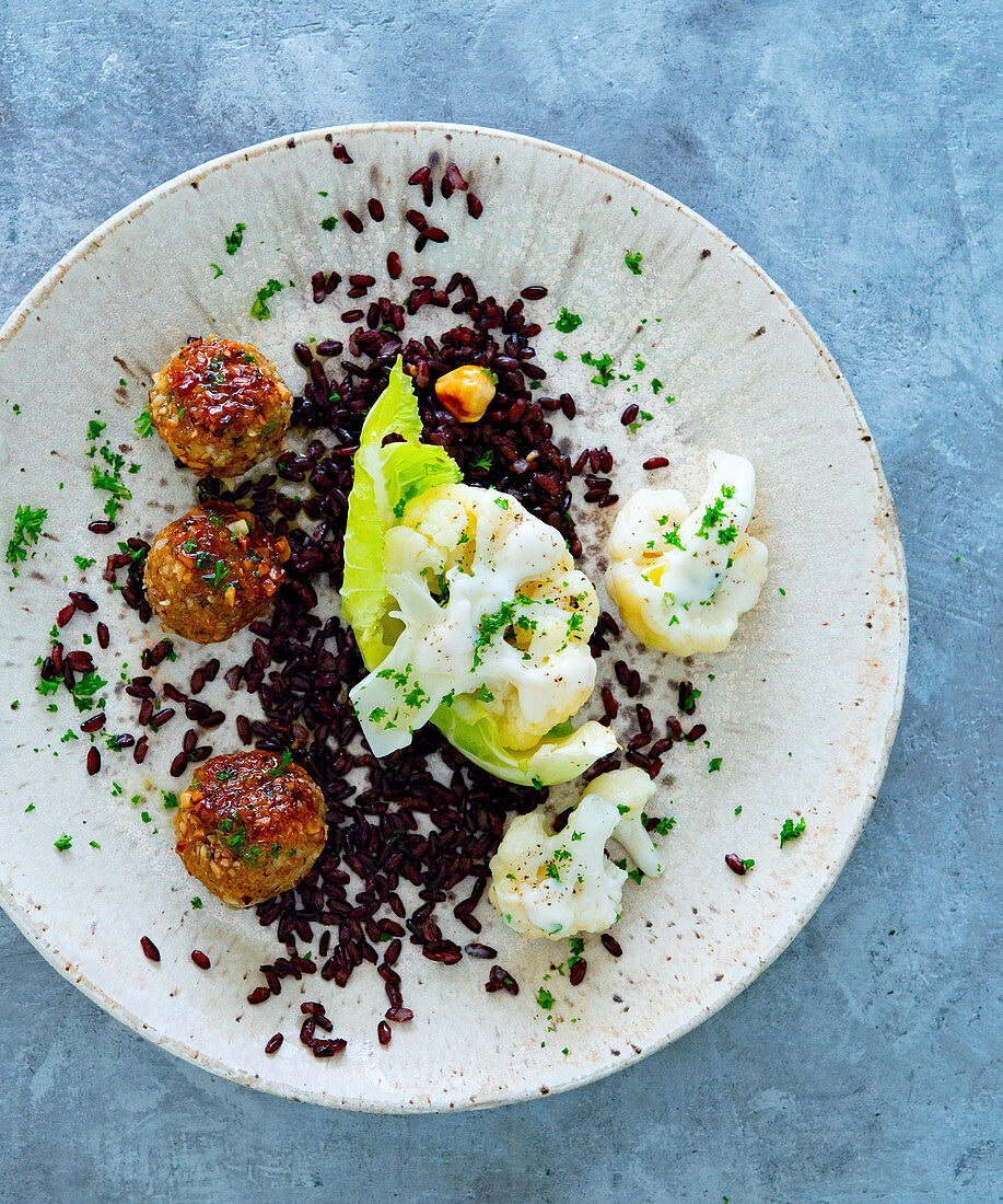 Grain fritters with cauliflower and venere rice
