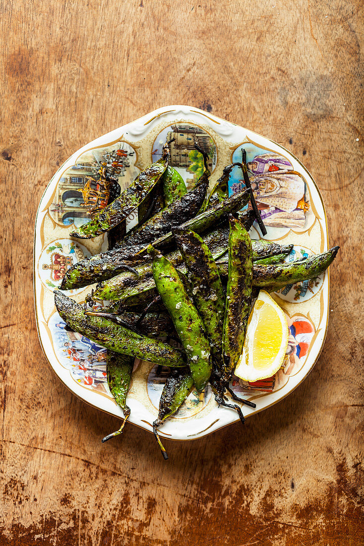 Grilled peas with lemon
