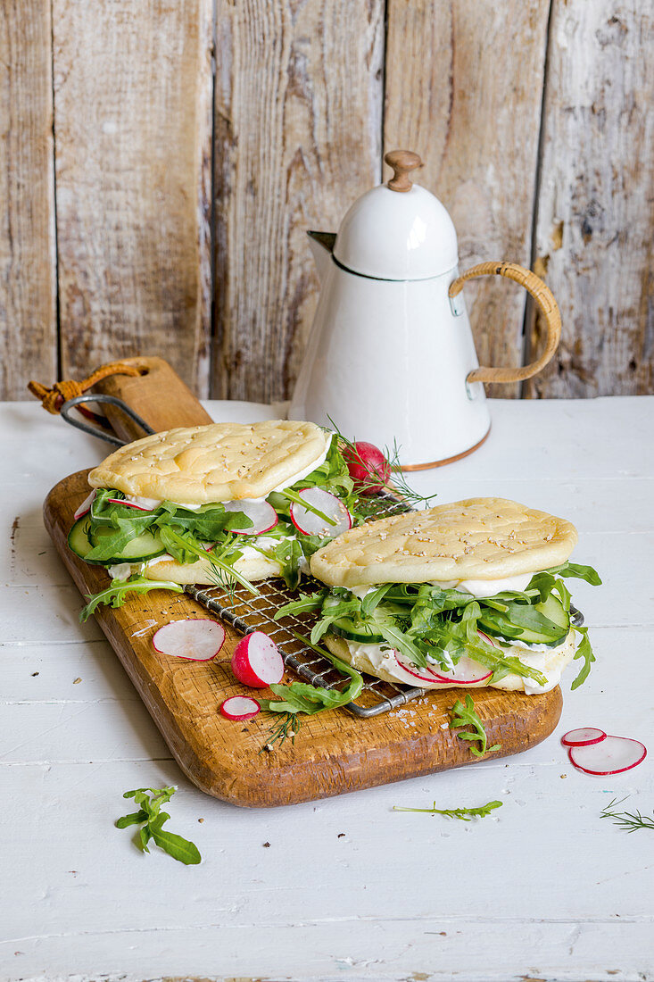 Cloud-Bread-Sandwich mit Gemüse und Crème fraîche (Keto-Küche)