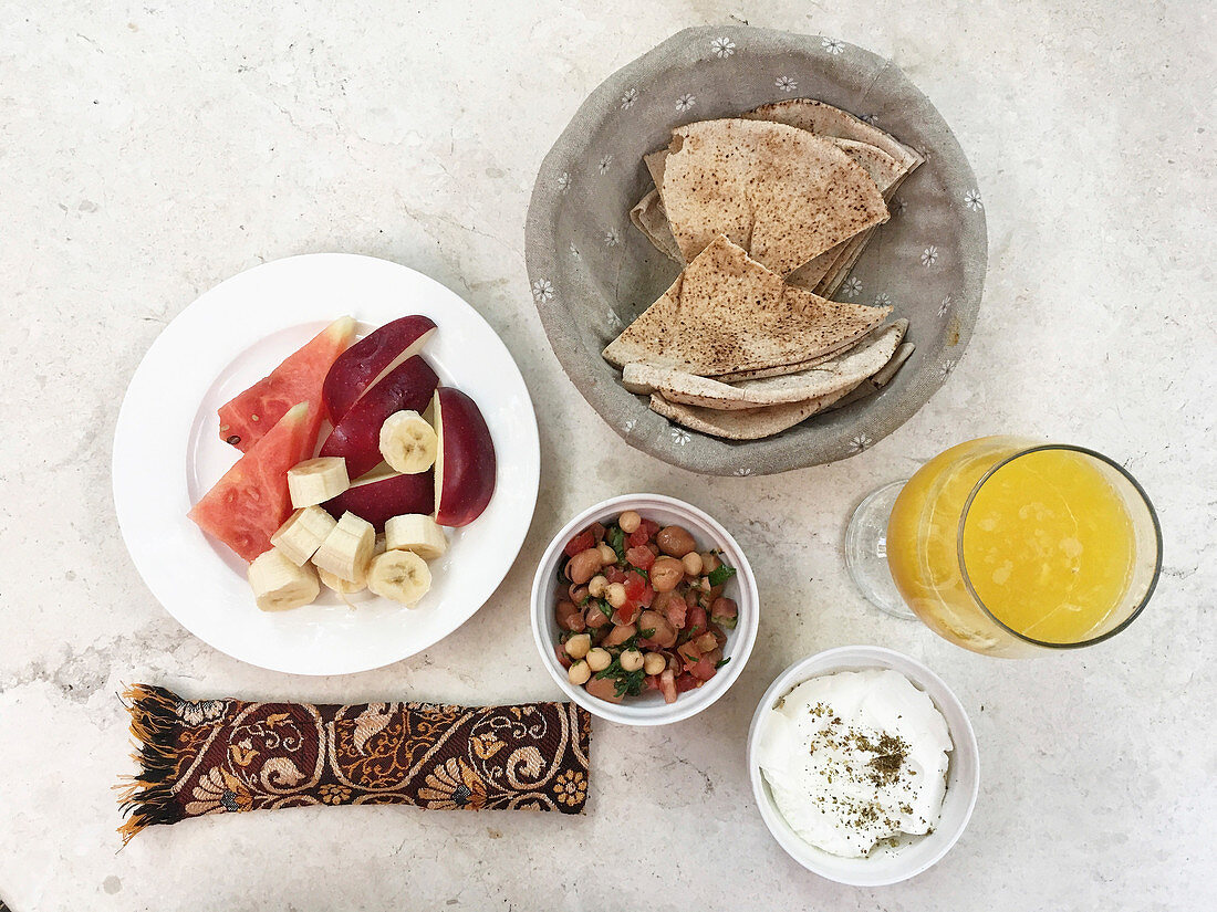 Obst, Fladenbrot, Ful (Bohnengericht, Arabien) und Labneh