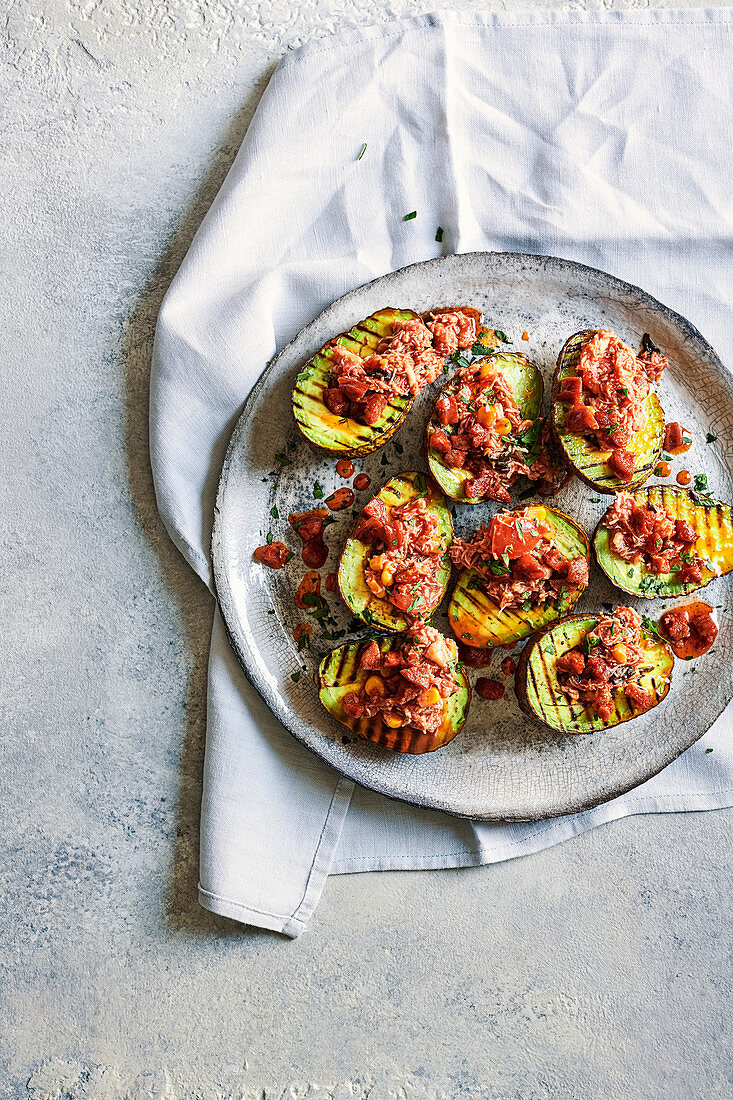 Gegrillte gefüllte Avocados mit Krebssalat